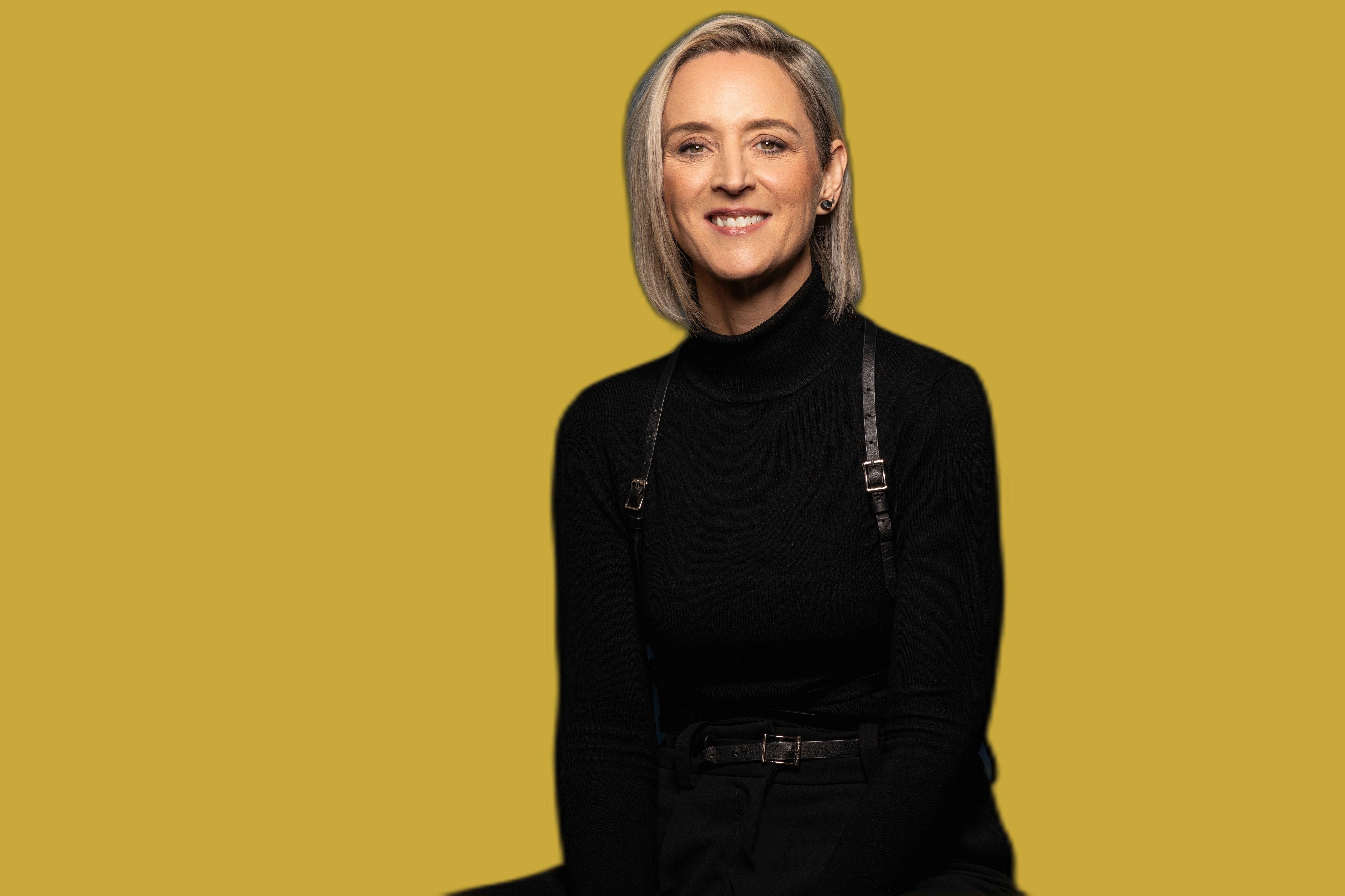 Claudia profiel geel achtergrond