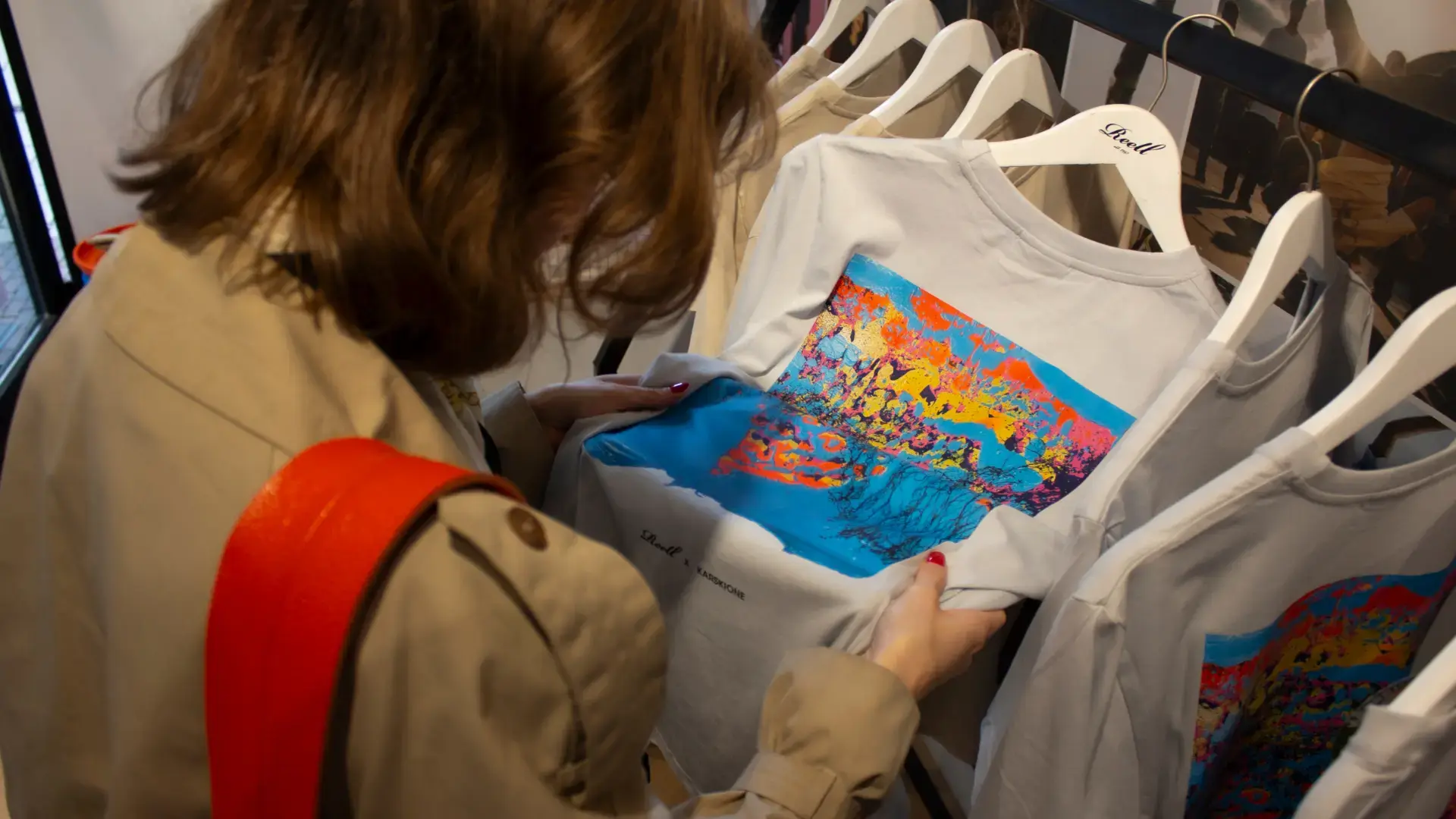 Dame in winkel met REELL t shirt van Karski