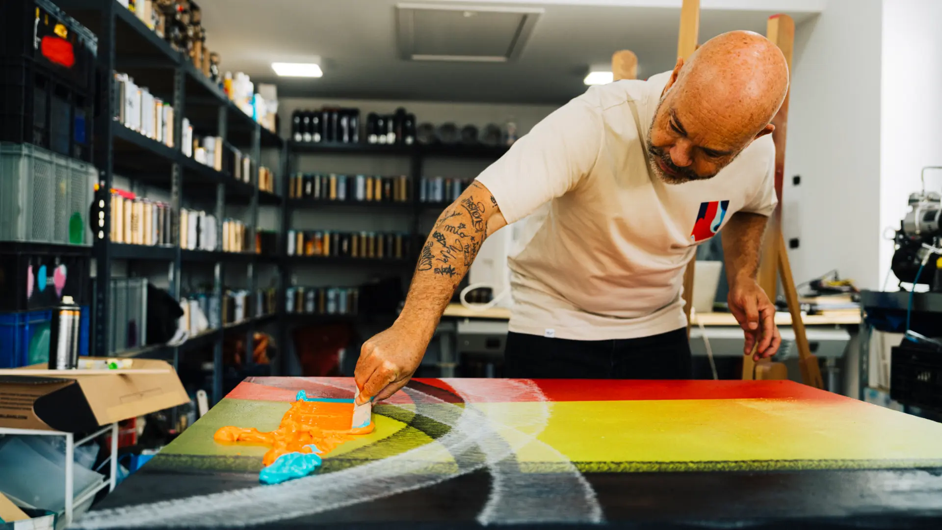 Roy Valk bezig met REELL kunst